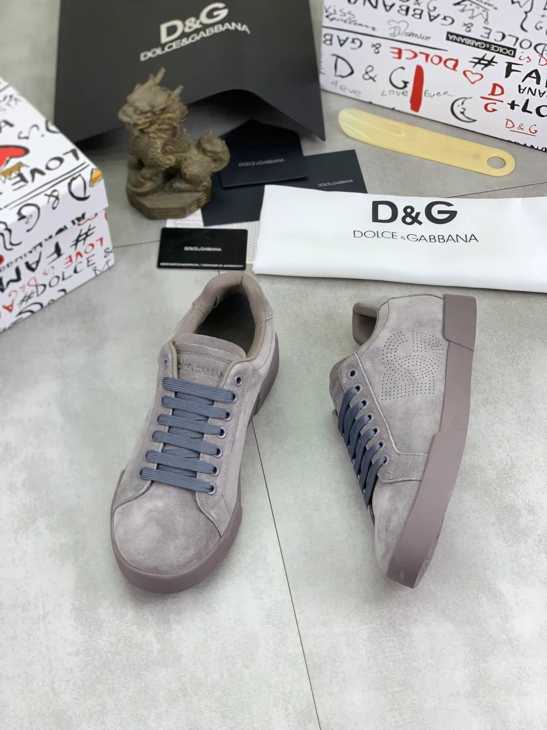 Men's shoes 💰P520💰 [New model] The latest hot model, top original quality, the official website is synchronized with "DOLCE&GABBANA [Dolce & Gabbana] ~ High Quality." Effect Low-top casual DG men's shoes, loved by many celebrities, using high-end imported first-layer frosted calfskin with punched logo design + cowhide feet, simple and elegant, perfectly interpreting the latest inspiration for shoes, integrating classics and fashion. Luxurious dream, dominating fashion Suitable for drivers, light and comfortable to drive, light and breathable for outdoor travel, high-end quality, trustworthy, 4️⃣colors🉑️ to choose from! Code number: 38-46